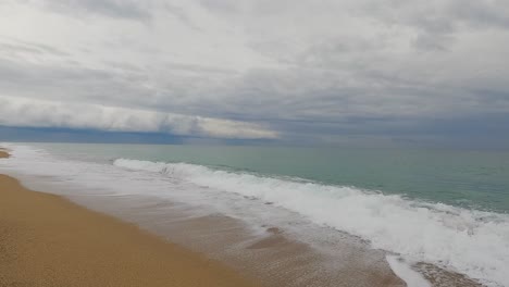 Grober-Sandstrand-Meereswelle-In-Zeitlupe-Bei-120fps-4k-Bewölkter-Tag-Türkisfarbenes-Wasser-Einzelne-Meereswellen-Großer-Leerer-Strand