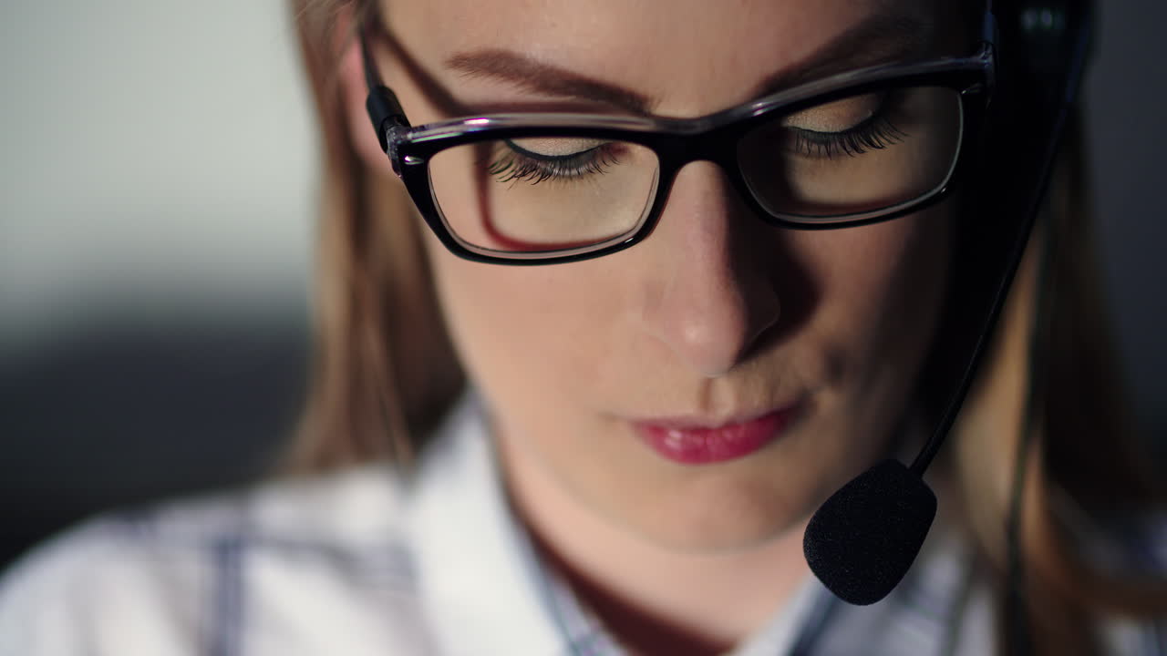 ejecutivo con anteojos y auriculares en el trabajo