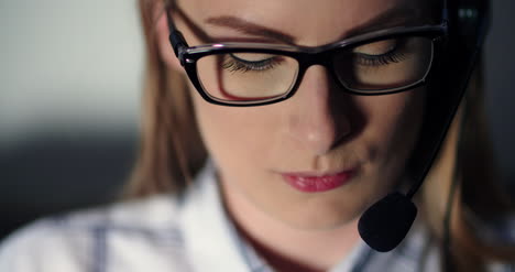 ejecutivo con anteojos y auriculares en el trabajo