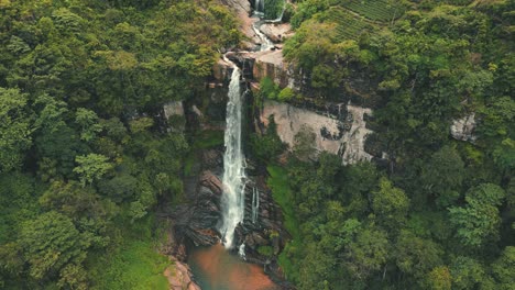 vista aérea de una hermosa cascada en sri lanka - nuwara eliya