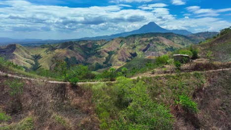 Paisaje-Verde-Y-Exuberante-De-Filipinas-Con-Carreteras-Y-Plantas-Verdes-Durante-El-Día-Soleado