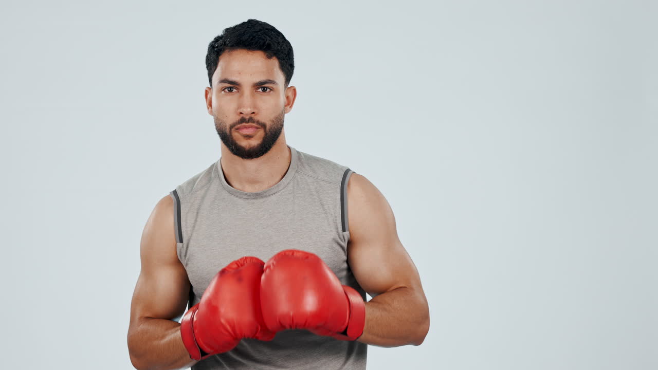 fitness, boxeo y cara de hombre con guantes