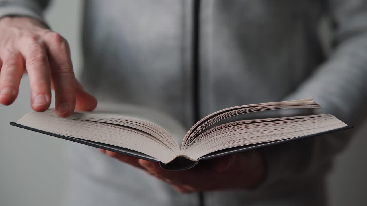 책의 페이지를 넘기는 남자