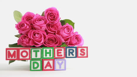 Focus-on-mothers-day-message-with-bunch-of-roses-and-gift