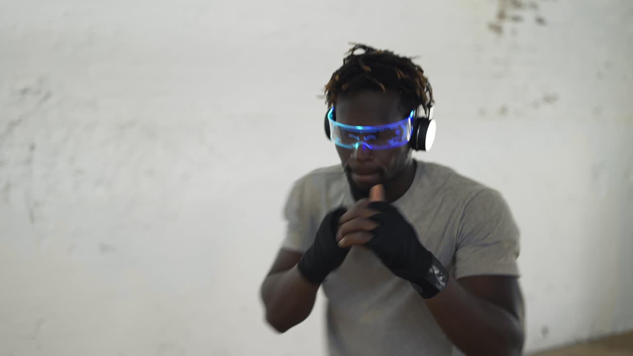 스타일리시 한 안경을 착용 한 가 ⁇ 운 스포츠 스튜디오 에서 그림자 복싱 을 연습 하는 권투 선수