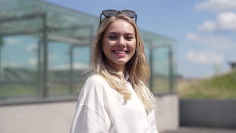 mujer sonriente al aire libre
