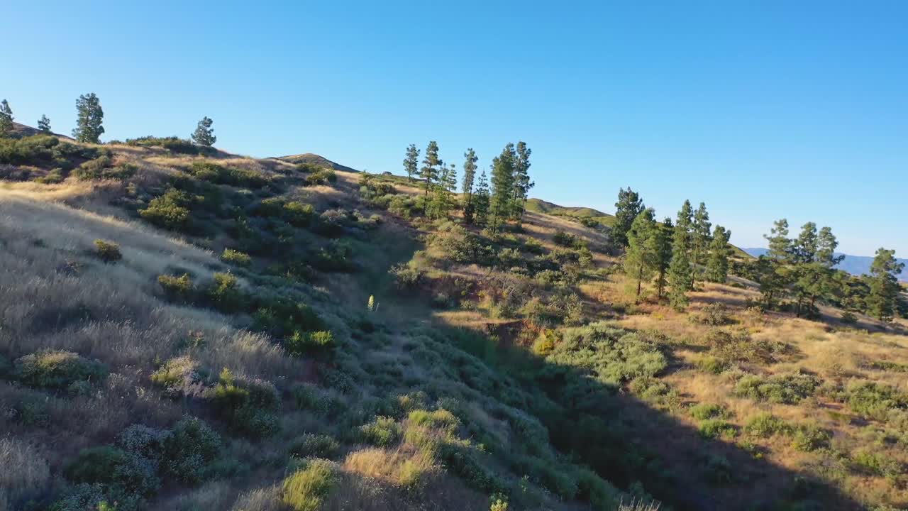 imágenes de drones tomadas cerca de lake hughes road en castaic, california