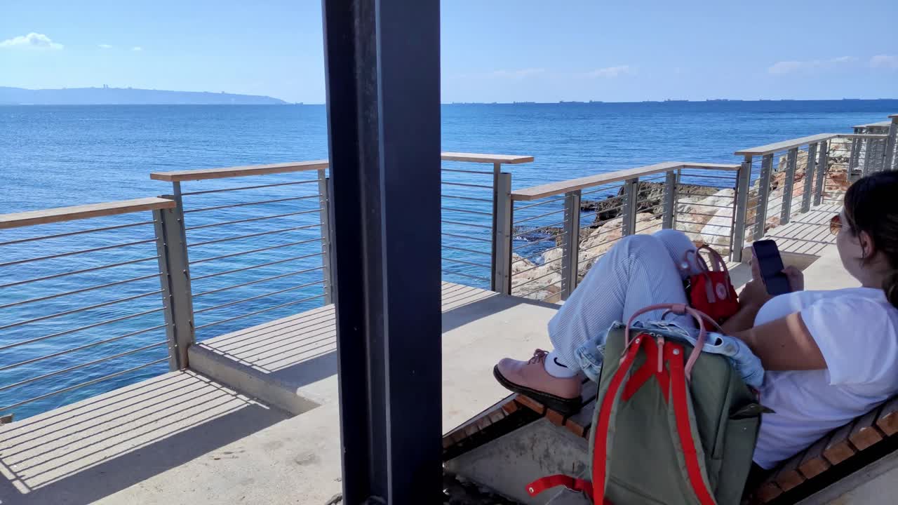 Promenade van de oude stad Akko met uitzicht op de baai van Haifa.