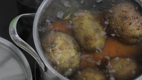 Cacerola-Hirviendo-Con-Verduras,-Patatas-Y-Zanahorias.-Cocinando-En-La-Cocina