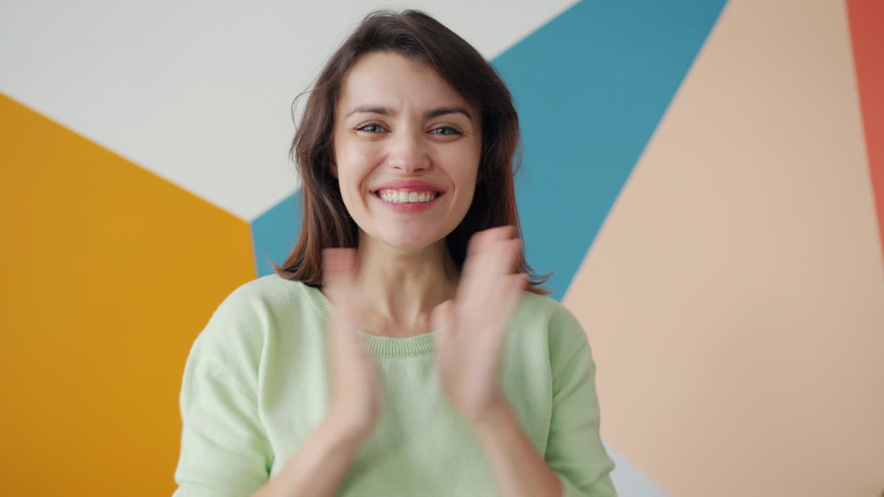 mujer expresando alegría