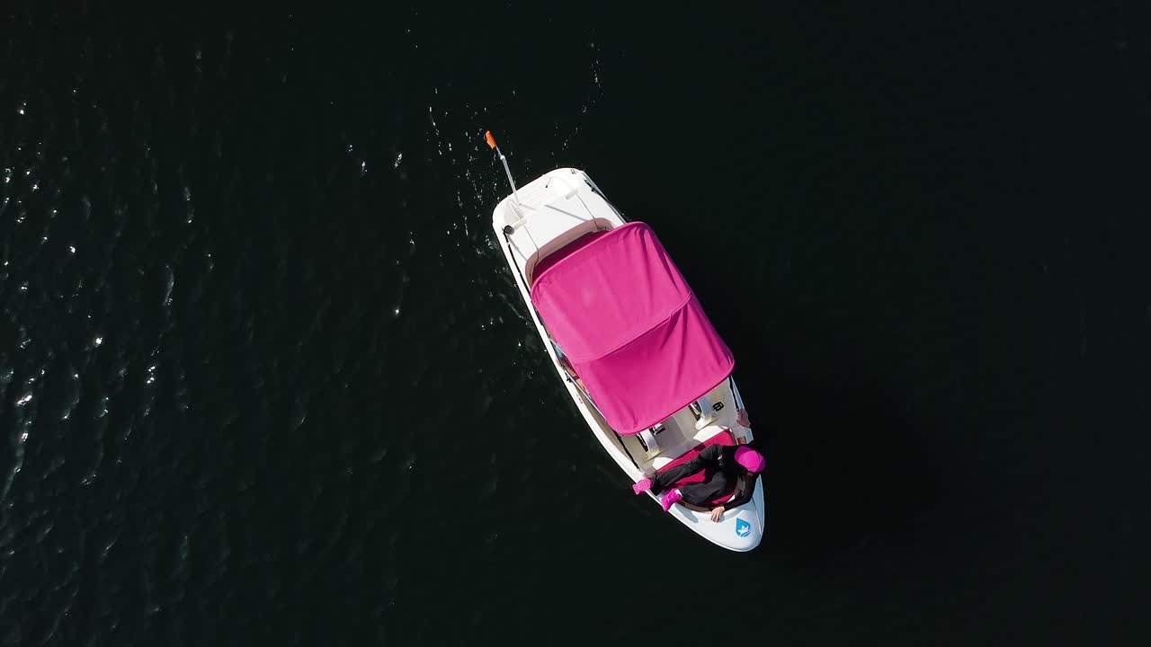 воздушный вид на педальную лодку, опускающую свою тень