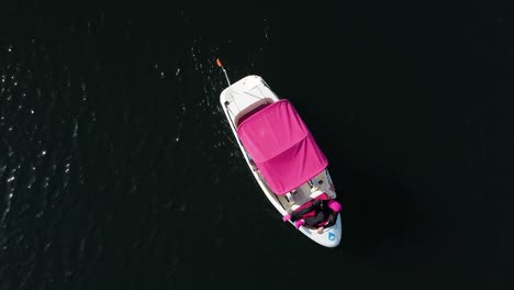 vista aérea de un barco de pedales poniendo su sombra
