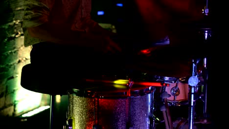 baterista anónimo tocando la batería en el escenario