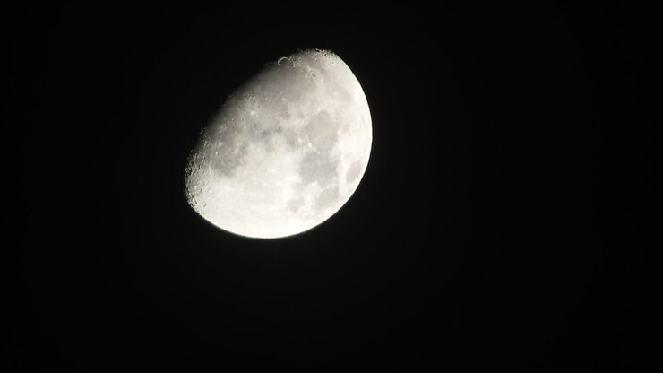 Lua com nuvens no céu noturno