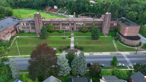 Altes-Katholische-Schulgebäude-In-Wohngegend-In-Amerikanischer-Stadt