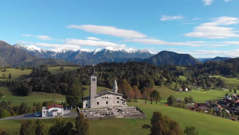 idílico paisaje de las montañas eslovenas st marys histórico iglesia punto de referencia aéreo órbita izquierda