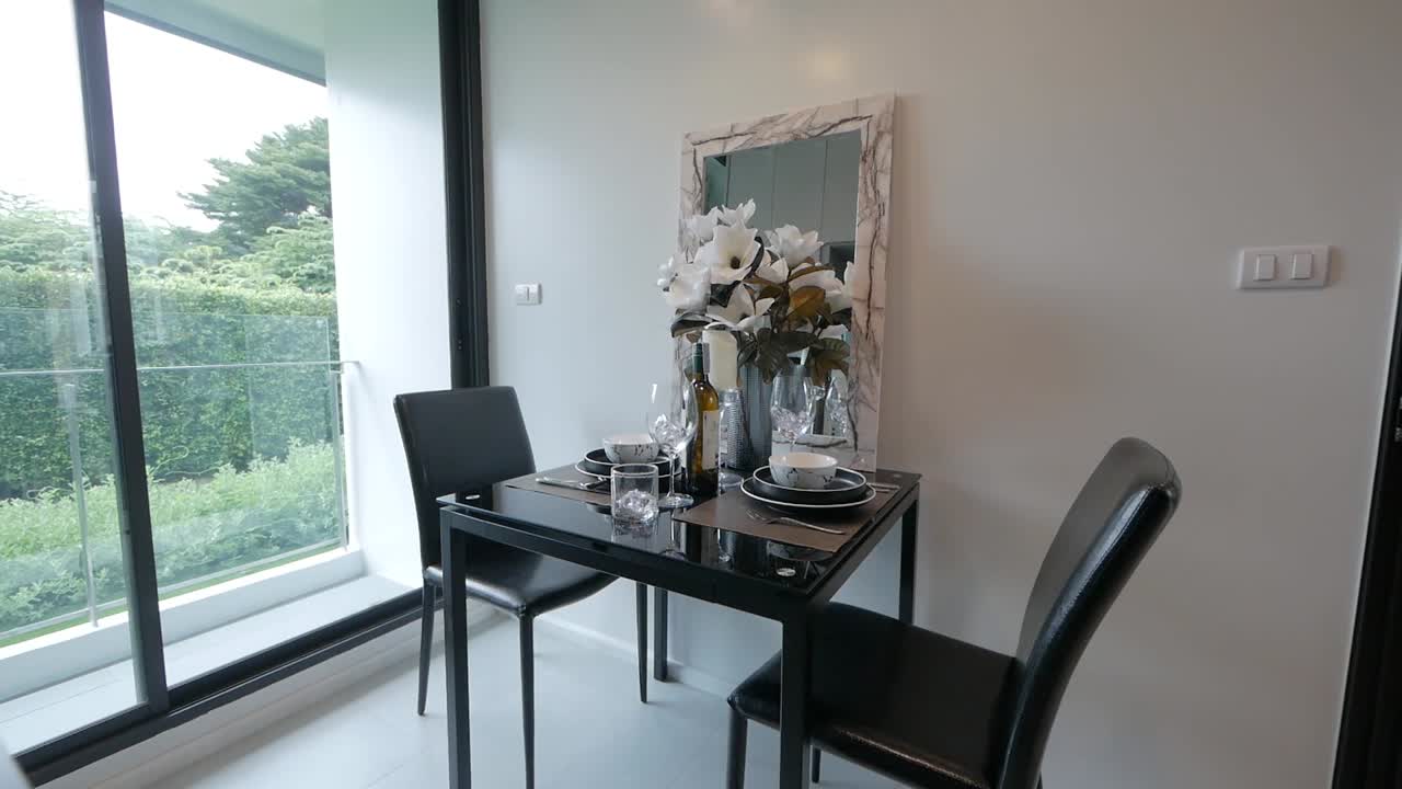 idea de decoración de comedor en casa compacta y elegante con muebles de tonos oscuros