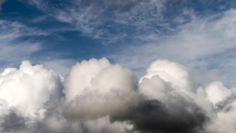 Timelapse-De-Cúmulos-Rodando-En-El-Cielo-Azul