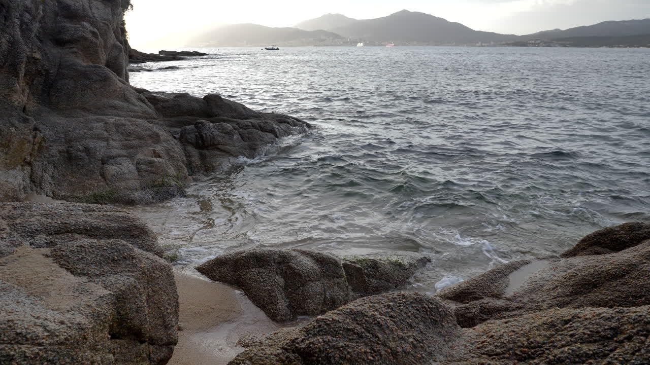 Onde si infrangono sulla costa rocciosa, paesaggio marino d'atmosfera, rallentatore