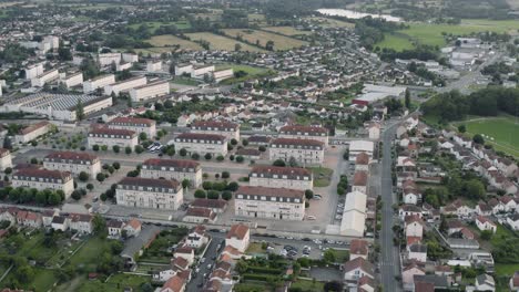toma aérea de drones de montluçon en el centro de francia
