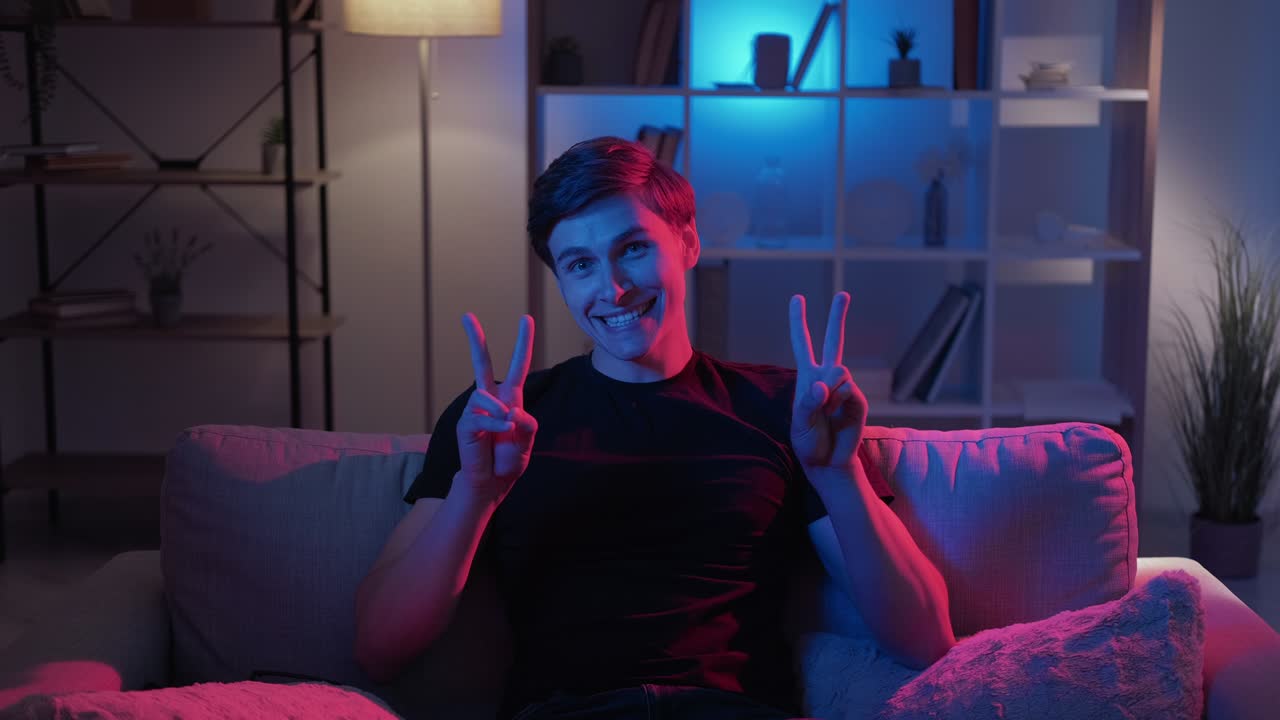 평화 제스처 웃긴 남자 메메 표현 행복