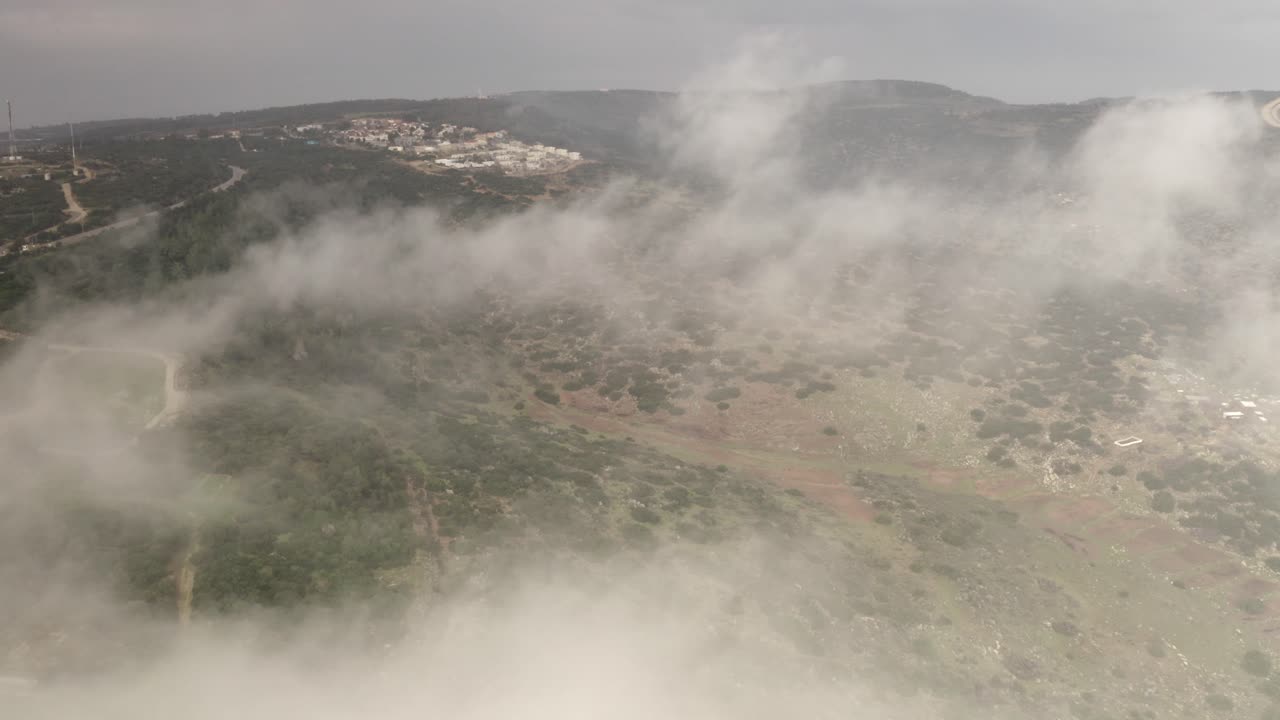 vista aérea de la aldea de las montañas de niebla