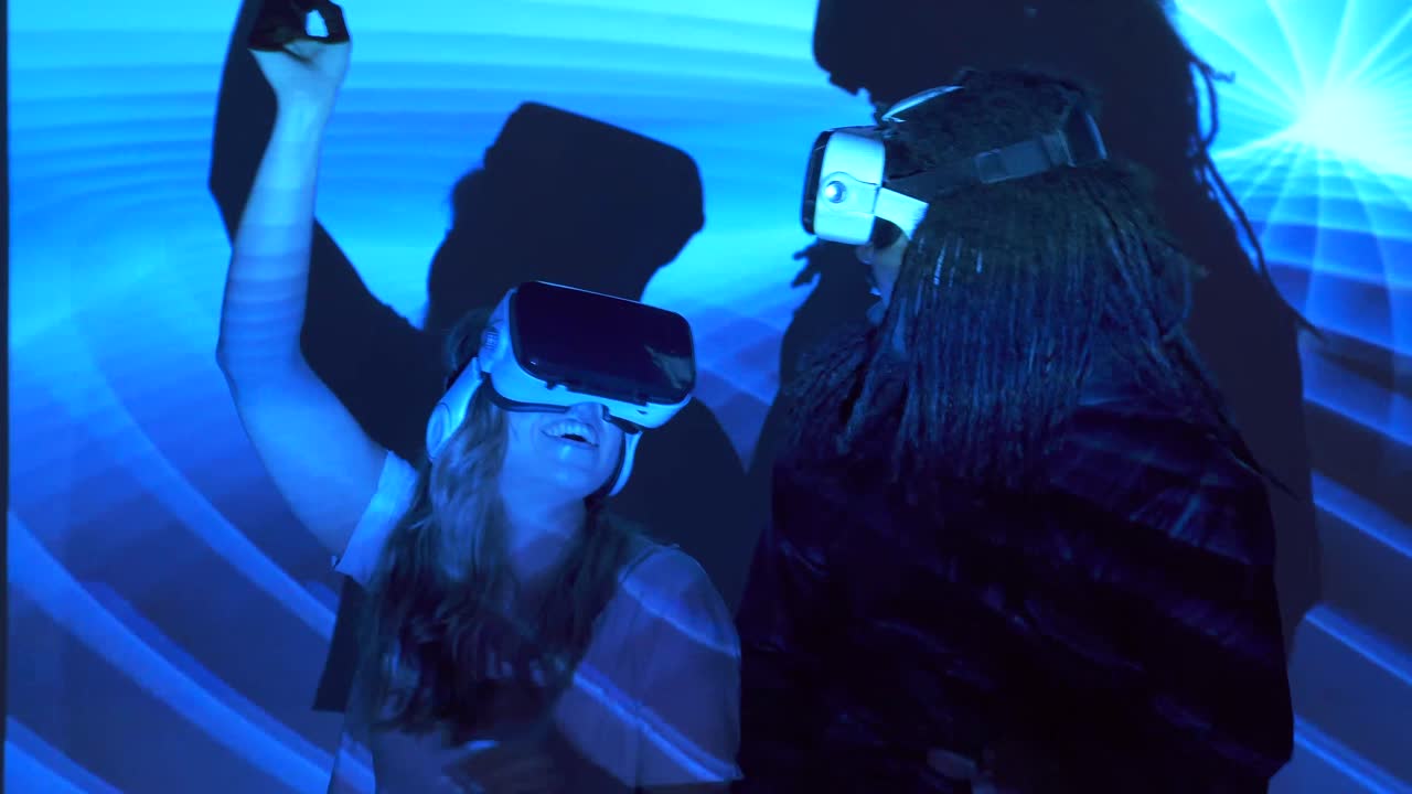 coppia multirazziale che balla in realtà virtuale