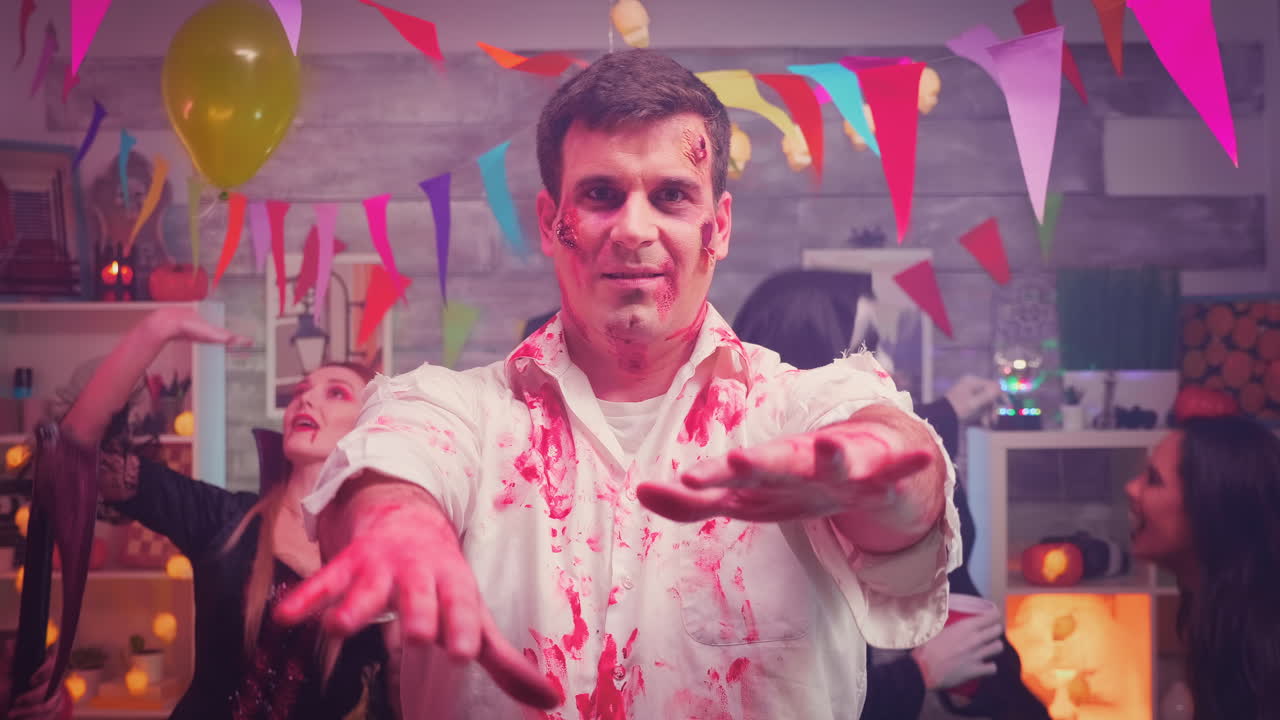 zoom en la toma de un zombie espeluznante en una fiesta de halloween