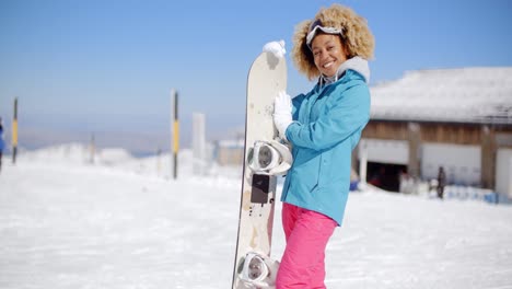 Attraktive-Junge-Frau-Posiert-In-Einem-Skigebiet