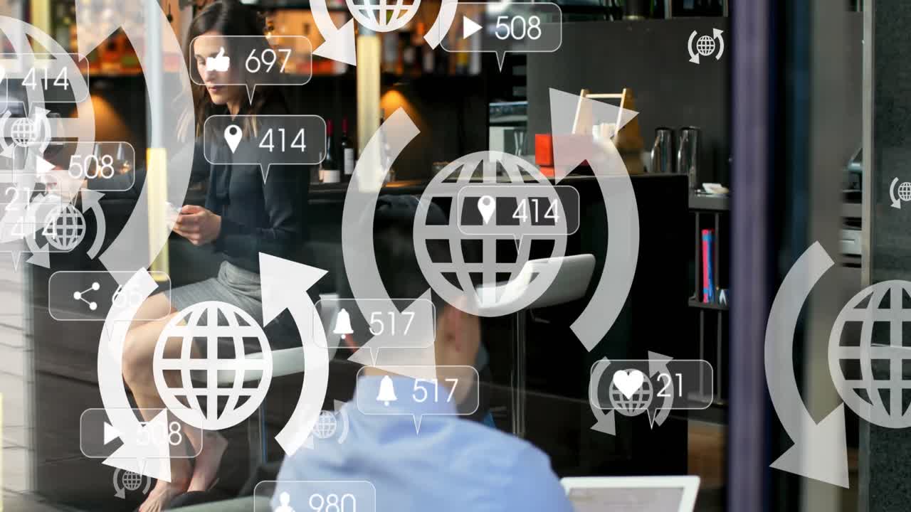 스마트 폰을 사용하는 여성 위에 디지털 아이콘의 애니메이션