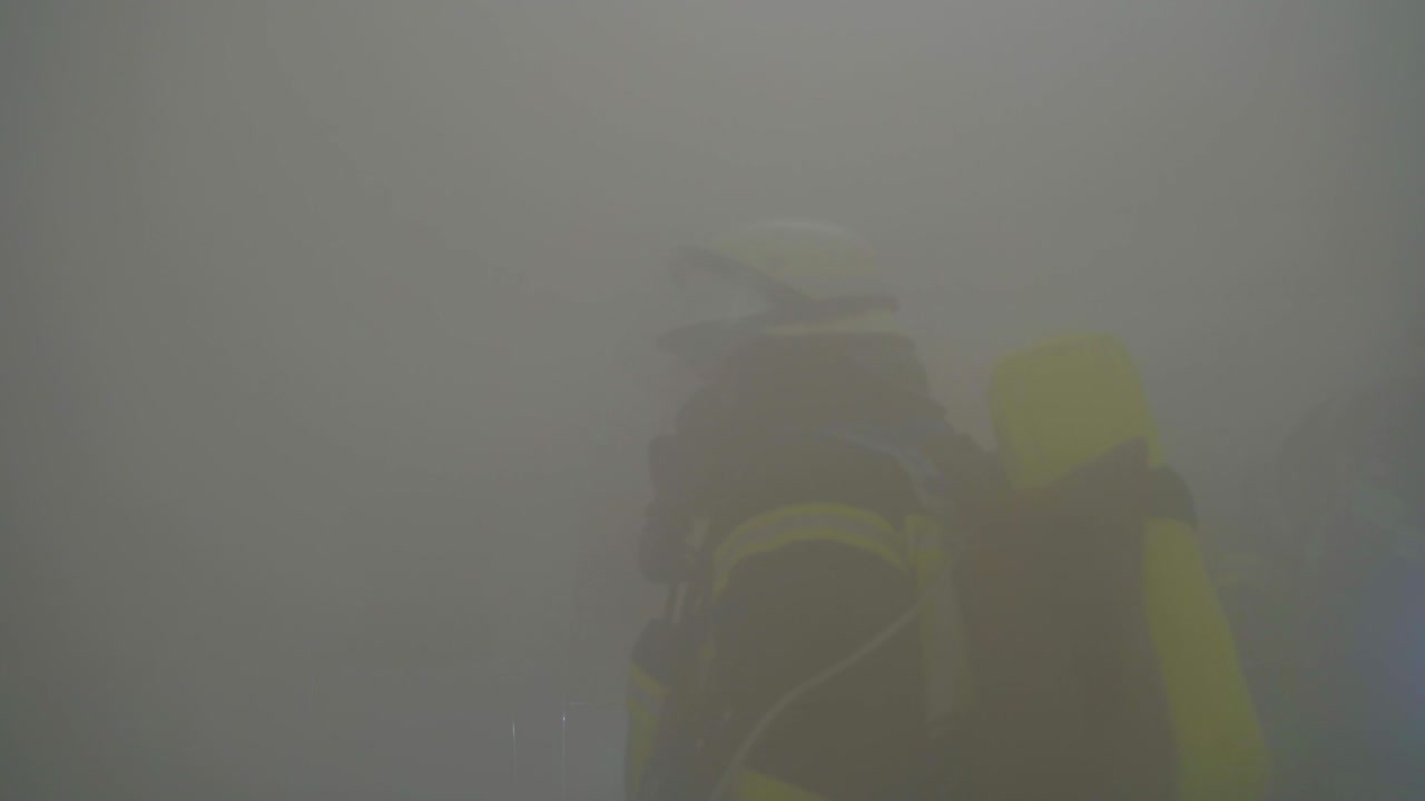 호흡기 보호구를 착용한 독일 소방관