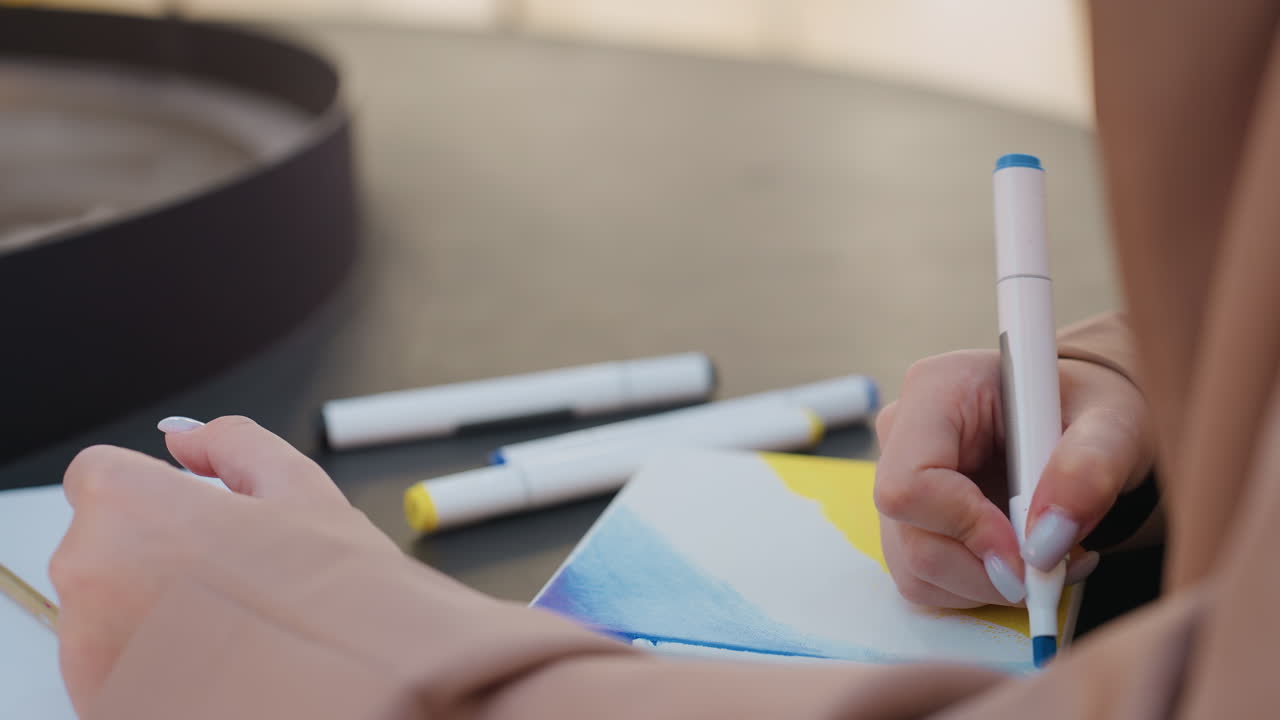 Los artistas crean bocetos detallados, el equipo creativo diseña el diseño durante una reunión en una cafetería y un grupo de diseñadores prepara bocetos de diseño en un espacio de trabajo relajado en una cafetería mediante una planificación cuidadosa.