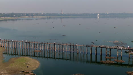 Residentes-Locales-Caminando-Sobre-El-Puente-De-Madera-U-bein-En-Myanmar