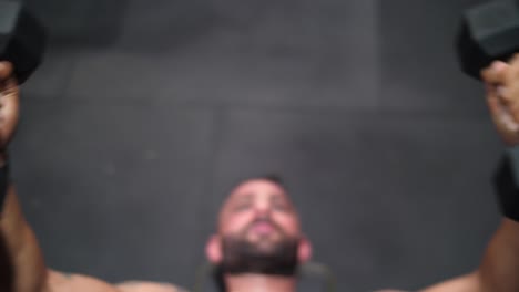 un culturista musculoso, entrenando apasionadamente en el gimnasio, levantando pesas con determinación y fuerza inquebrantables