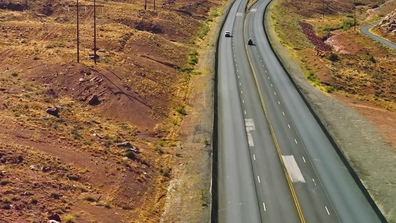 Veicoli percorrono un'autostrada in Colorado sotto la luce del sole splendente