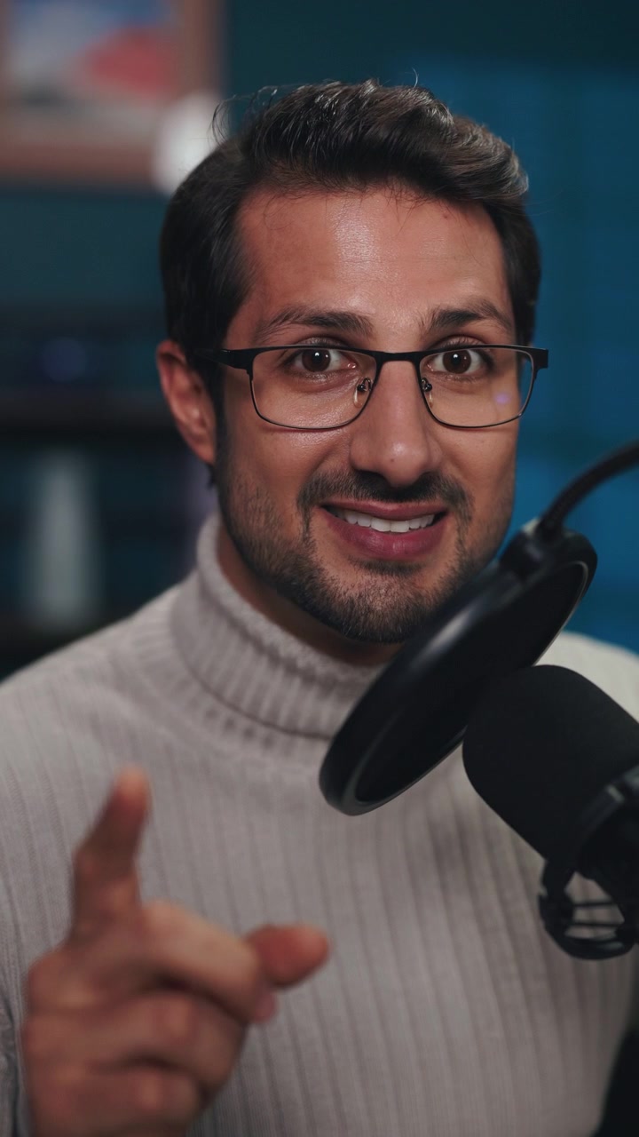 Giovane uomo che parla al microfono per la registrazione di un podcast