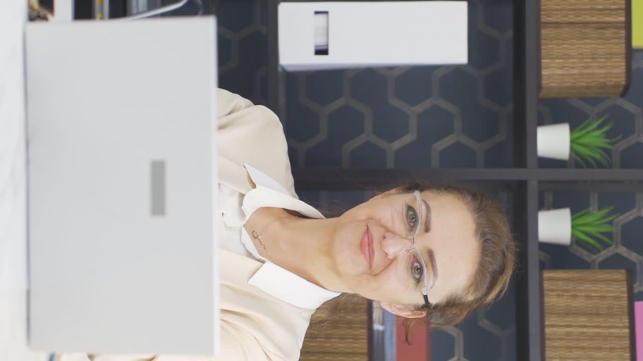 video vertical de una mujer de negocios segura de sí misma que cruza los brazos y mira a la cámara.