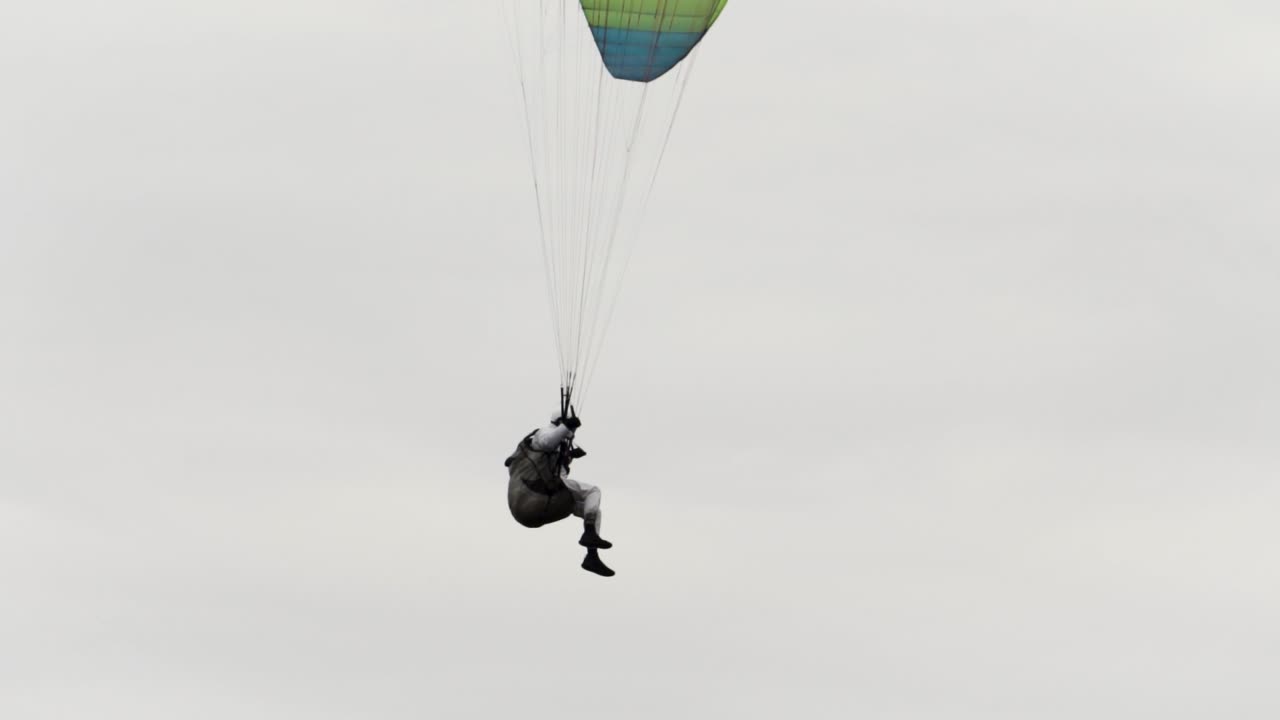 persona en parapente en el cielo