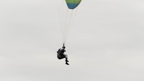 persona en parapente en el cielo