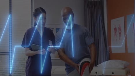 animación del procesamiento de datos cardíacos sobre una doctora biracial con un paciente masculino.
