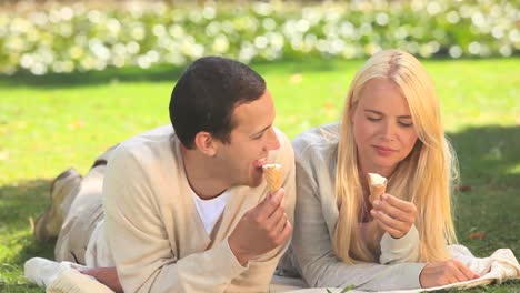 Young-couple-eating-icecream
