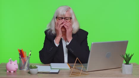 mujer de negocios senior molesta haciendo el rostro gesto de la palma, sentirse aburrido, decepcionado con el resultado, malas noticias