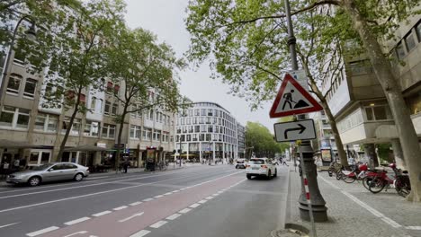 Warnschild-Baustellenschild-An-Einer-Hauptstraße-In-Der-Kölner-Stadt-In-Deutschland-Zülpicherstraße