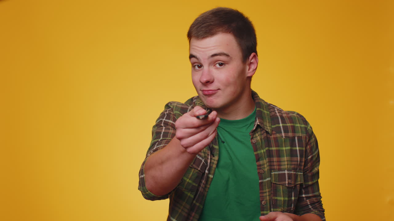 성인 청년 부동산 대리인이 새로운 집 집 아파트의 열를 보여주고, 부동산을 매입하고, 임대합니다.