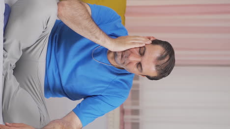 el video vertical del hombre triste está llorando.
