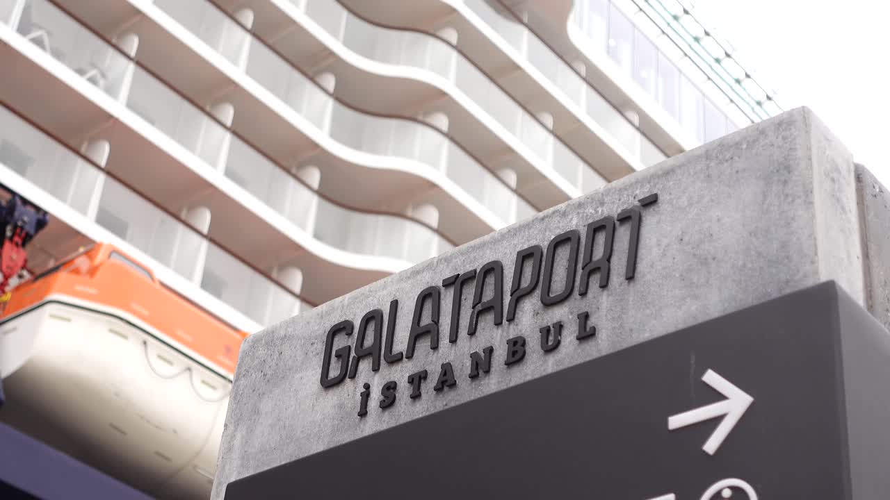 el letrero del puerto de cruceros de galataport estambul