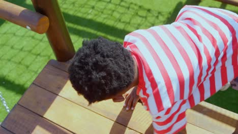 vista trasera de un escolar afroamericano jugando en el patio de la escuela en un día soleado 4k