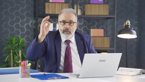hombre de negocios mirando a la cámara con asombro y desconcierto.