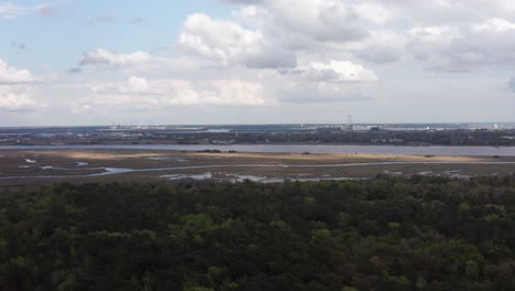 una amplia toma aérea volando sobre el antiguo lugar de aterrizaje de charles towne a lo largo del río ashley en carolina del sur