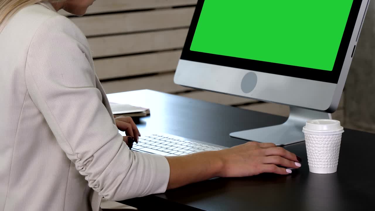 mujer trabajando en la oficina de casa mano en el teclado de cerca. pantalla verde muestra de maqueta